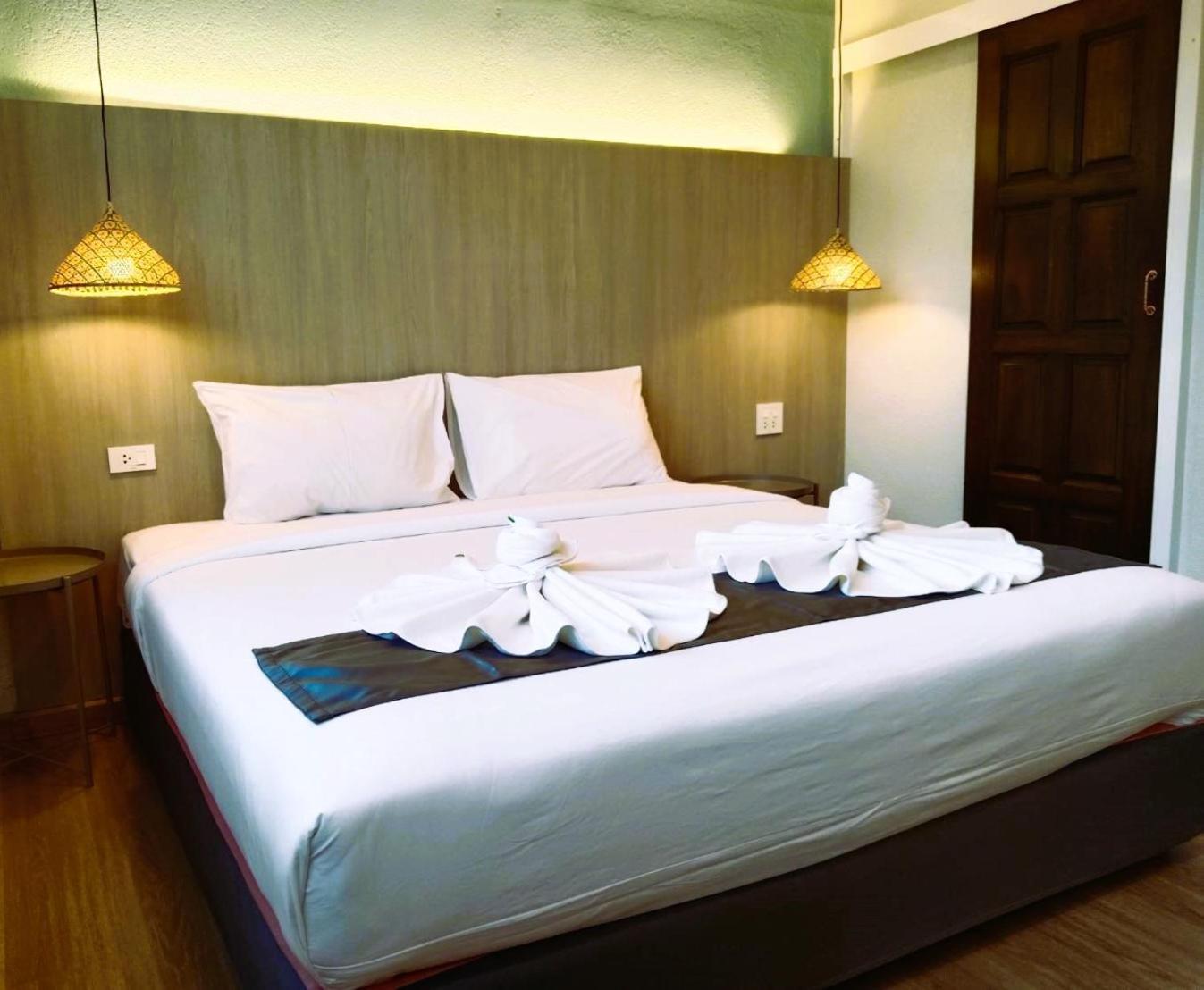 Eastique Hotel Koh Chang Trat Exterior photo